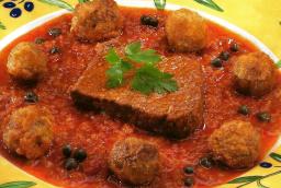 Täytetyt oliivit lautasella