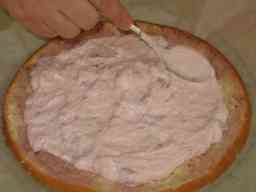 Täytteen levittäminen pohjalle