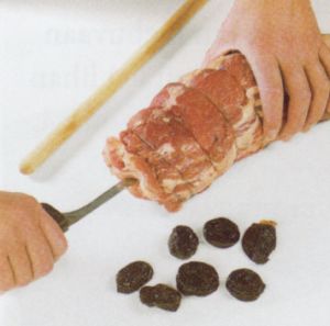 Tee lihaan kolo sopivalla työkalulla