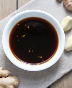 Teriyaki-kastiketta kulhossa