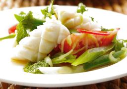 Thaimaalaista mustekalasalaattia tarjoilukulhossa