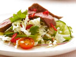 Thaimaalainen naudanlihasalaatti lautasella