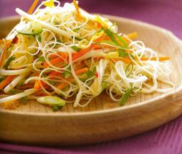 Thaimaalaista nuudelisalaattia tarjoilukulhossa