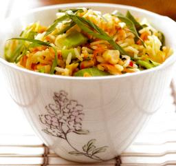 Thaimaalaista riisisalaattia tarjoilukulhossa