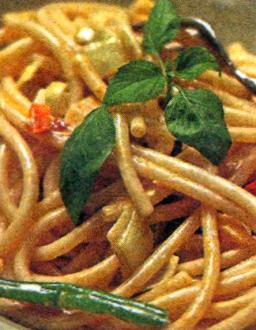 Grönsakspasta med thaismak serverad
