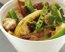 Thaityylistä naudanlihaa ja parsakaalia kulhossa