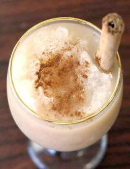 Tiger Milk cocktail giniä, kaakaolikööriä ja kermaa sisältävässä lasissa