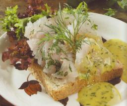 Tillinmakuista graavisiikaa paistetulla leivällä lautasella