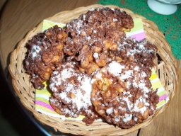 Tippaleivät sokeroituina ja valmiina tarjottavaksi