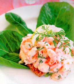 Toast Skagen salaattipedillä tarjolla