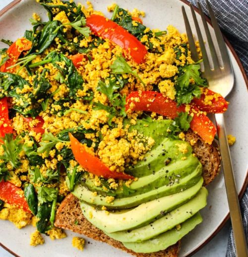 Tofukokkelia lautasella