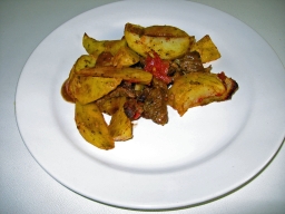 Tomaatilla höystettyä uunilammas lautasella