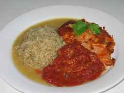 Tomaattikastike Milanolaisen vasikanleikkeen ja riisipilahvin kera lautasella