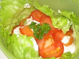 Tomaattisalaattia kermaviilikastikkeen kera kulhossa