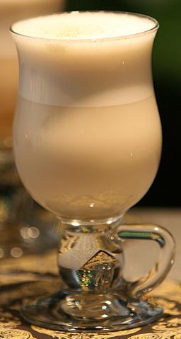 Tom and Jerry lämmin rommi ja konjakkijuoma mukissa