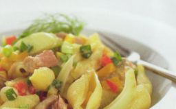 Tonnikala ja simpukkapastasalaatti kulhossa