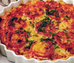 Tonnikalajuustopiirakka tarjoiluvalmiina