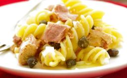 Tonnikalapastasalaattia lautasella