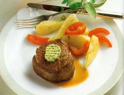 Tournedos ja maustevoita lautasella