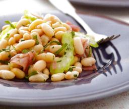 Trattorian papusalaattia lautasella