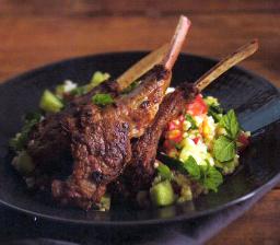 Tulista lammasta ja taboullehsalaatti lautasella