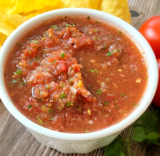 Tuore salsa kulhossa tarjoiluvalmiina