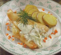 Uppopaistettua graavilohta ja piparjuurikastiketta lautasella