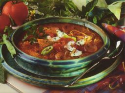 Uudenvuodenyön juhlijoiden keittoa lautasella