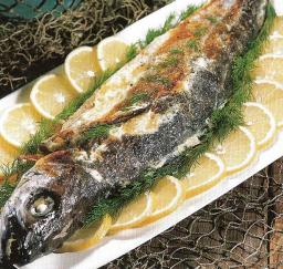 Uunikalaa tarjoilualustalla