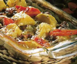 Uunilihaa ja vihanneksia vuoassa