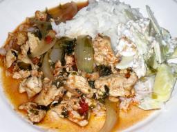 Uunissa haudutettua broileria lautasella