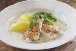 Uunissa haudutettua piikkikampelaa lautasella