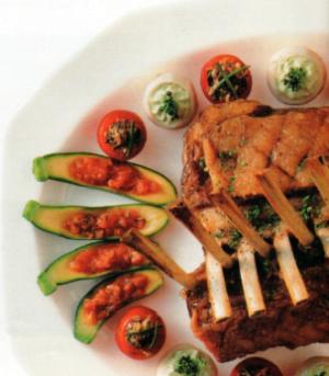 Mehevät lampaankyljykset lautaselle aseteltuna