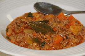 Välimeren keittoa lautasella