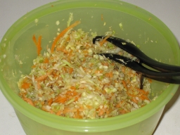 Valkokaalisalaattia kulhossa