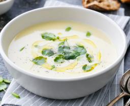 Valkosipulikeittoa lautasella