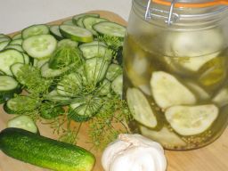 Valkosipulikurkut purkissa