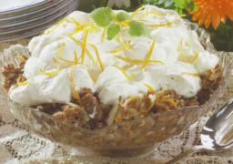 Vanhanajan omenajälkiruoka lasikulhossa tarjolla