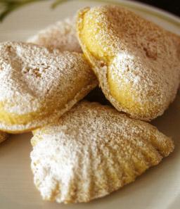 Vaniljasydämet tarjoiluvalmiina lautasella