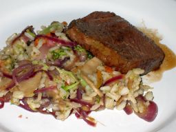 Vasikan entrecôte vihannespilahvin kanssa lautasella