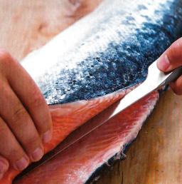 Vie veitsi kalan sisään joko pään tai pyrstön puolelta