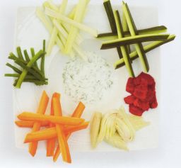 Vihanneksia yrttidipin kera tarjolla