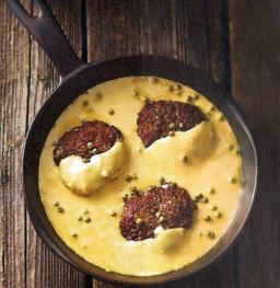 Viherpippuri-kermakastike jauhelihapihvien kera pannussa tarjoiluvalmiina