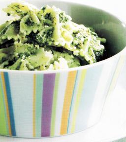 Vihreää pastaa kulhossa