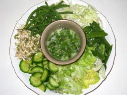 Vihreä salaatti minttukastikkeen kera lautasella