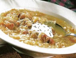 Virolainen hapankaalikeitto lautasella