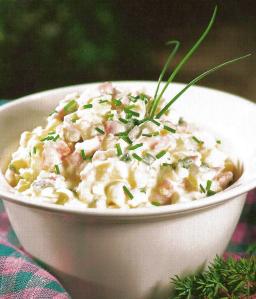 Virolainen perunasalaatti kulhossa tarjoiluvalmiina