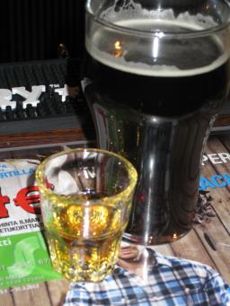 Viskiä ja olutta laseissa