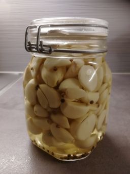 Viskimarinoidut valkosipulinkynnet lasipurkissa