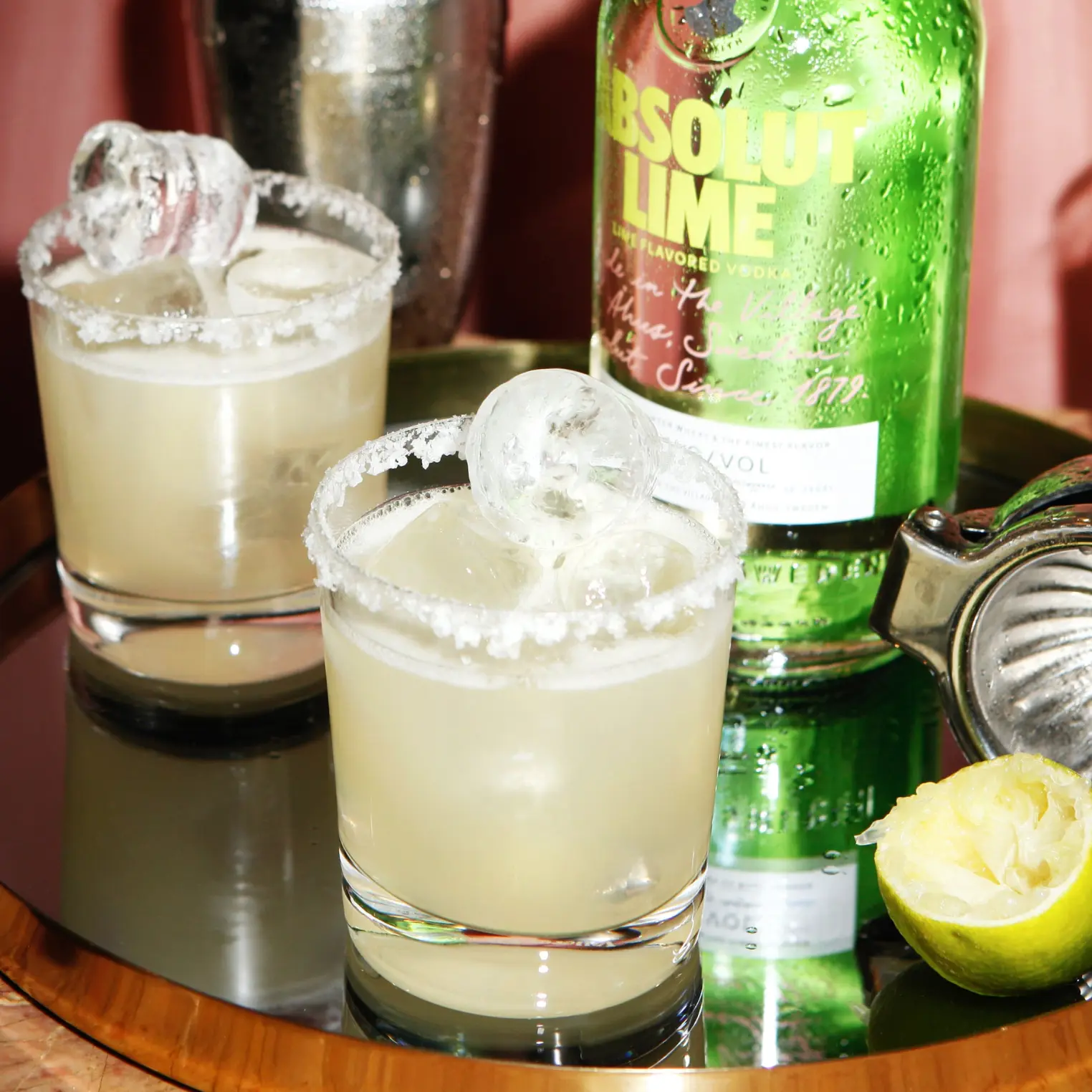 Vodka lime cocktail lasissa jäiden kera